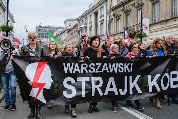 Mensen demonstreren in Polen tegen de inperking van het recht op abortus, Warschau, 2 juli 2018
