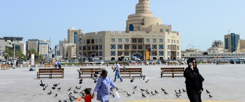 Een huishoudelijke hulp begeleidt in kind in Doha, Qatar. Veel huishoudelijk personeel wordt in Qatar uitgebuit.