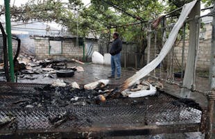 Een beschadigd huis in Barda, Azerbeidzjan. Dat land vecht met Armenië om de enclave Nagorno-Karabach. Daarbij worden clusterbommen gebruikt.