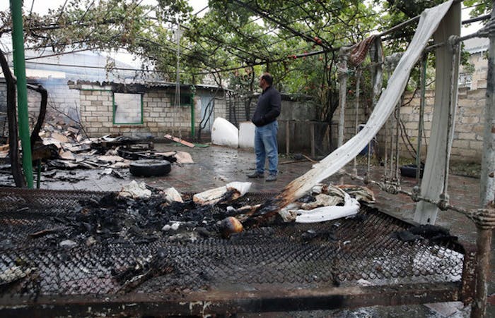 Een beschadigd huis in Barda, Azerbeidzjan. Dat land vecht met Armenië om de enclave Nagorno-Karabach. Daarbij worden clusterbommen gebruikt.