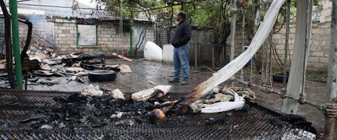 Een beschadigd huis in Barda, Azerbeidzjan. Dat land vecht met Armenië om de enclave Nagorno-Karabach. Daarbij worden clusterbommen gebruikt.
