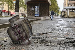 Een niet ontplofte raket op straat in Stepanakert, 6 oktober 2020