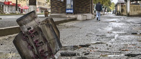 Een niet ontplofte raket op straat in Stepanakert, 6 oktober 2020