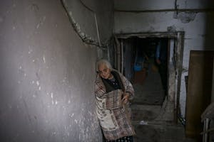 Mensen schuilen in de kelder van een kerk vanwege de oorlog tussen Armenië en Azerbeidzjan om de enclave Nagorno-Karabach