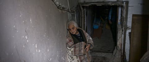 Mensen schuilen in de kelder van een kerk vanwege de oorlog tussen Armenië en Azerbeidzjan om de enclave Nagorno-Karabach