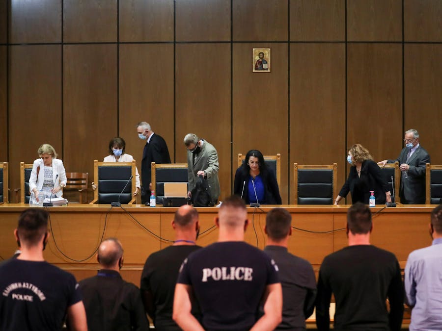 Leiders en leden van Gouden Dageraad in de rechtbank van Athene, 7 oktober 2020