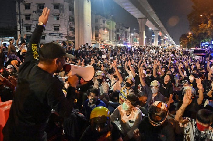 Demonstranten trotseren de noodtoestand in Thailand en protesteren toch voor hervormingen