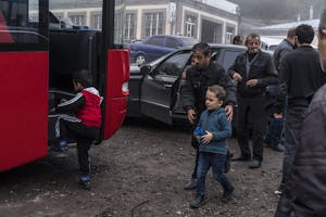 Mensen ontvluchten Stepanakert vanwege de oorlog tussen Armenië en Azerbeidzjan