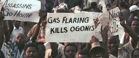 Protest tegen Shell die bij de winning van oliegevolg van olie in Ogoniland, Nigeria de bodem vervuild