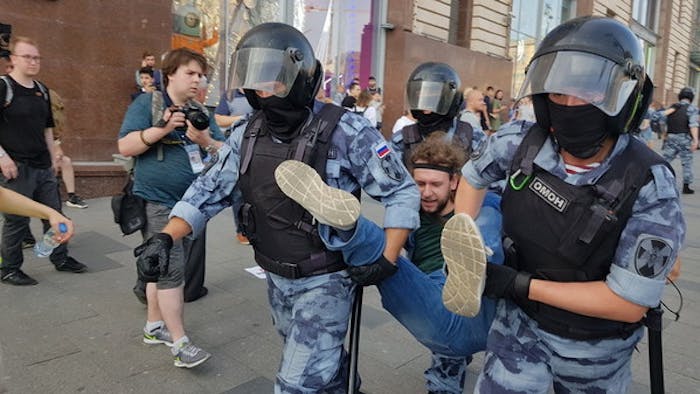 De Russische oproerpolitie arresteert een deelnemer aan een vreedzame demonstratie in Moskou, augustus 2019