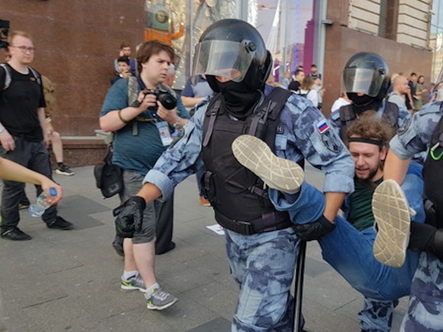De Russische oproerpolitie arresteert een deelnemer aan een vreedzame demonstratie in Moskou, augustus 2019