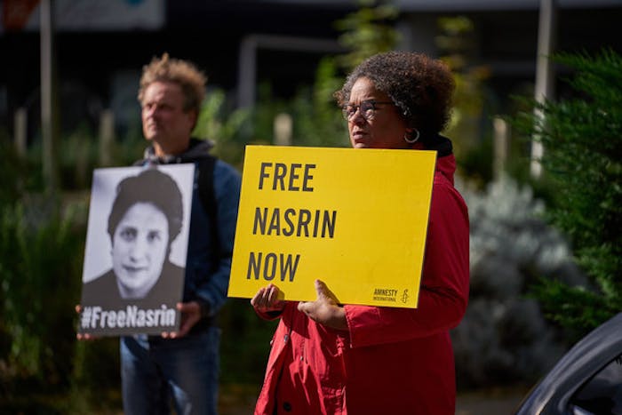 Den Haag, 24 september 2020 - Voor de Iraanse Ambassade in Den Haag demonstreert Amnesty International voor de vrijlating van Nasrin Sotoudeh zij is een prominente Iraanse Mensenrechtenadvocaat. In Iran is mensenrechtenadvocaat Nasrin Sotoudeh veroordeeld tot 33 jaar gevangenisstraf en 148 zweepslagen. Eerder al kreeg ze na een oneerlijk proces 5 jaar cel opgelegd. Het is de wreedste straf ooit die Amnesty de laatste jaren heeft gedocumenteerd tegen een mensenrechtenverdediger in Iran. Sotoudeh kreeg de straf onder meer opgelegd vanwege “het aanzetten tot corruptie en prostitutie”, “het openlijk begaan van een zondige activiteit door in de rechtszaal te verschijnen zonder sluier”, en “het verstoren van de openbare orde”. Nasrin Sotoudeh is een prominente Iraanse Mensenrechtenadvocaat. Door haar vreedzame verzet tegen schendingen van mensenrechten beschouwd Amnesty deze activiste als gewetensgevangene. Nasrin ging afgelopen augustus in hongerstaking voor de vrijlating van politieke gevangen. Door de onhygiënische omstandigheden en overpopulatie lopen deze gevangenen gevaar Corona op te lopen. Ze werd afgelopen weekeinde naar een ziekenhuis vervoert omdat haar toestand kritiek werd.