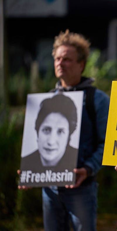 Den Haag, 24 september 2020 - Voor de Iraanse Ambassade in Den Haag demonstreert Amnesty International voor de vrijlating van Nasrin Sotoudeh zij is een prominente Iraanse Mensenrechtenadvocaat. In Iran is mensenrechtenadvocaat Nasrin Sotoudeh veroordeeld tot 33 jaar gevangenisstraf en 148 zweepslagen. Eerder al kreeg ze na een oneerlijk proces 5 jaar cel opgelegd. Het is de wreedste straf ooit die Amnesty de laatste jaren heeft gedocumenteerd tegen een mensenrechtenverdediger in Iran. Sotoudeh kreeg de straf onder meer opgelegd vanwege “het aanzetten tot corruptie en prostitutie”, “het openlijk begaan van een zondige activiteit door in de rechtszaal te verschijnen zonder sluier”, en “het verstoren van de openbare orde”. Nasrin Sotoudeh is een prominente Iraanse Mensenrechtenadvocaat. Door haar vreedzame verzet tegen schendingen van mensenrechten beschouwd Amnesty deze activiste als gewetensgevangene. Nasrin ging afgelopen augustus in hongerstaking voor de vrijlating van politieke gevangen. Door de onhygiënische omstandigheden en overpopulatie lopen deze gevangenen gevaar Corona op te lopen. Ze werd afgelopen weekeinde naar een ziekenhuis vervoert omdat haar toestand kritiek werd.