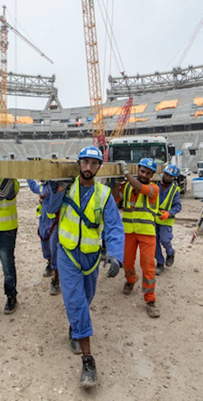 Omdat hervormingen niet worden nageleefd, worden arbeidsmigranten in Qatar nog steeds uitgebuit.