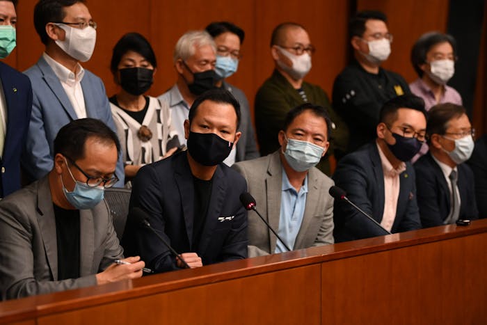 De Hongkongse wetgevers Kenneaxth Leung (L), Dennis Kwok (2e van L), Alvin Yeung (2e van R) en Kwok Ka-ki (R) tijdens een persconferentie twee dagen voordat zij worden ontslagen.
