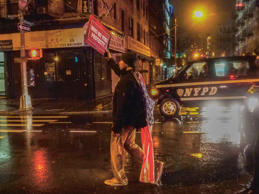 Een demonstrant is de straat op gegaan in New York na de dood van de zwarte Amerikaan Eric Garner, die in 2014 door politiegeweld om het leven kwam.