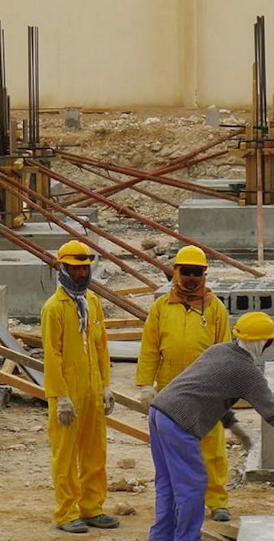 Arbeidsmigranten aan het werk in Qatar.