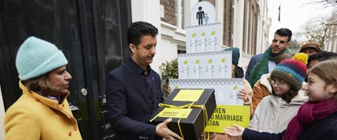 Samen met een groep jongeren en Pakistaanse vrouwenrechtenactiviste Gulnar Tabassum overhandigde de Amnesty’s afdeling Educatie een petitie aan de Pakistaanse ambassade. In de petitie riepen we op om een einde te maken aan kindhuwelijken.