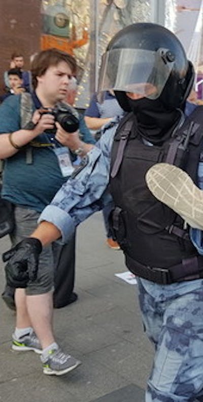 De oproerpolitie arresteert een deelnemer aan een vreedzaam protest in Moskou.