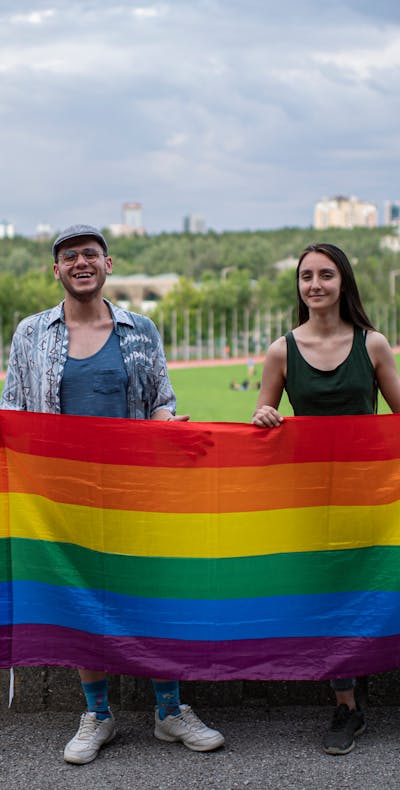 De Turkse biologiestudenten Melike Balkan en Özgür Gür verdedigden de rechten van lesbiennes, homo- en biseksuelen, transgender en intersekse mensen (lhbti).