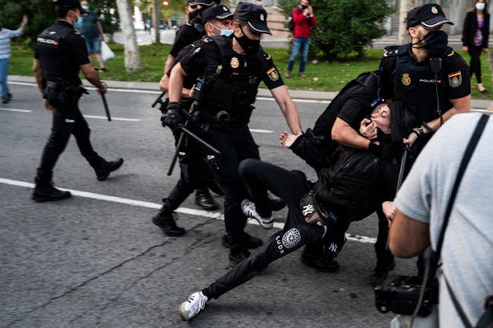In Madrid arresteert de politie een demonstrant die tegen de coronamaatregelen protesteert, 24 september 2020.