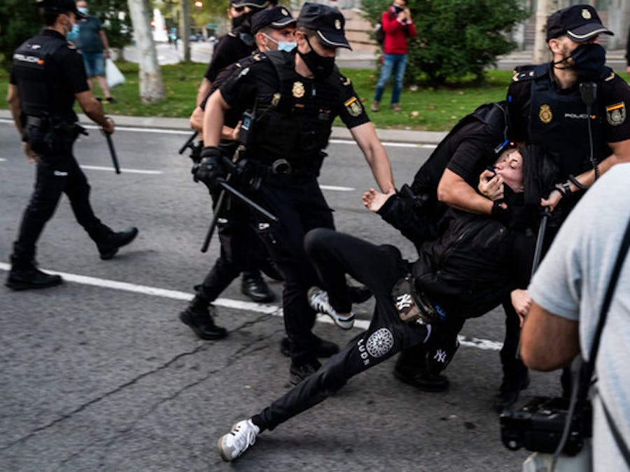 In Madrid arresteert de politie een demonstrant die tegen de coronamaatregelen protesteert, 24 september 2020.
