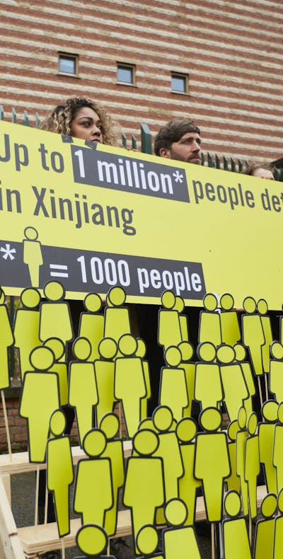 Amnesty demonstreert bij de Chinese ambassade in Den Haag in maart 2020. 1000 poppetjes staan symbool voor 1000 vermiste Oeigoeren.