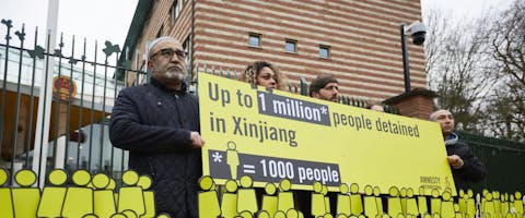 Amnesty demonstreert bij de Chinese ambassade in Den Haag in maart 2020. 1000 poppetjes staan symbool voor 1000 vermiste Oeigoeren.