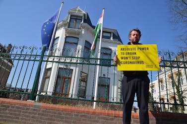 Eenpersoonsdemonstratie bij de Hongaarse ambassade van een medewerker van Amnesty Nederland.