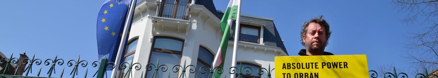 Eenpersoonsdemonstratie bij de Hongaarse ambassade van een medewerker van Amnesty Nederland.