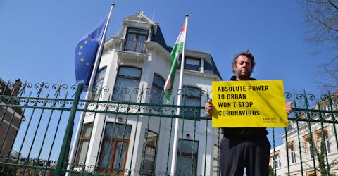 Eenpersoonsdemonstratie bij de Hongaarse ambassade van een medewerker van Amnesty Nederland.