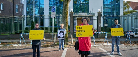 Directeur Dagmar Oudshoorn en andere medewerkers van Amnesty Nederland demonstreren op 24 september 2020 bij de Iraanse ambassade in Den Haag voor de vrijlating van Nasrin Sotoudeh.