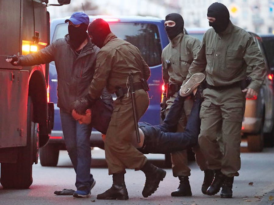 Agenten voeren in Minsk een demonstrant weg, september 2020