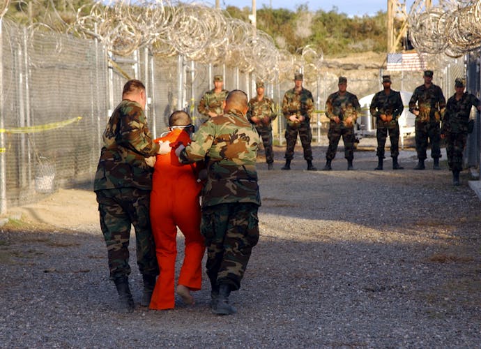 In de militaire gevangenis in Guantánamo Bay vinden nog steeds ernstige mensenrechtenschendingen door de Amerikaanse regering plaats.