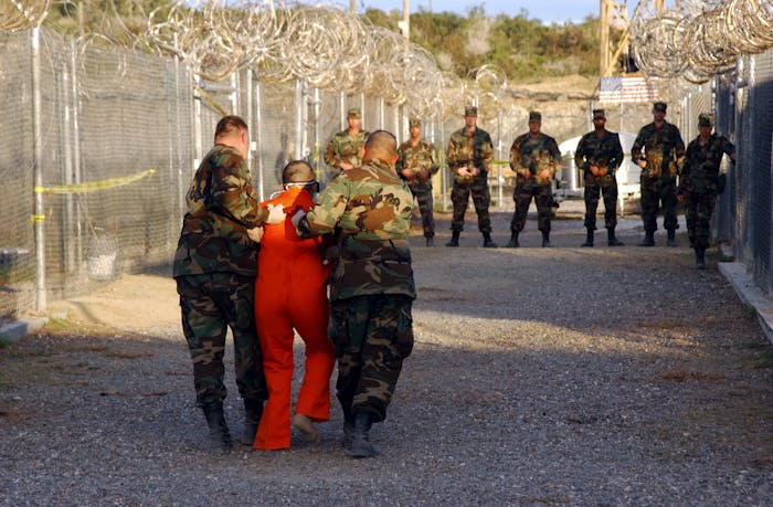 In de militaire gevangenis in Guantánamo Bay vinden nog steeds ernstige mensenrechtenschendingen door de Amerikaanse regering plaats.