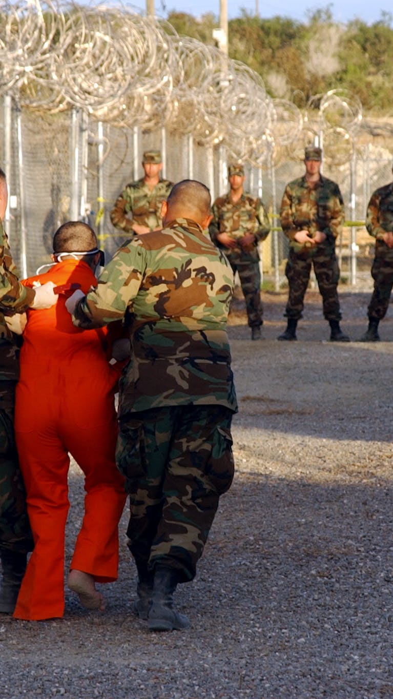 In de militaire gevangenis in Guantánamo Bay vinden nog steeds ernstige mensenrechtenschendingen door de Amerikaanse regering plaats.