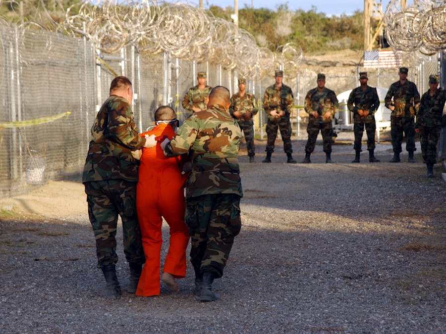 In de militaire gevangenis in Guantánamo Bay vinden nog steeds ernstige mensenrechtenschendingen door de Amerikaanse regering plaats.