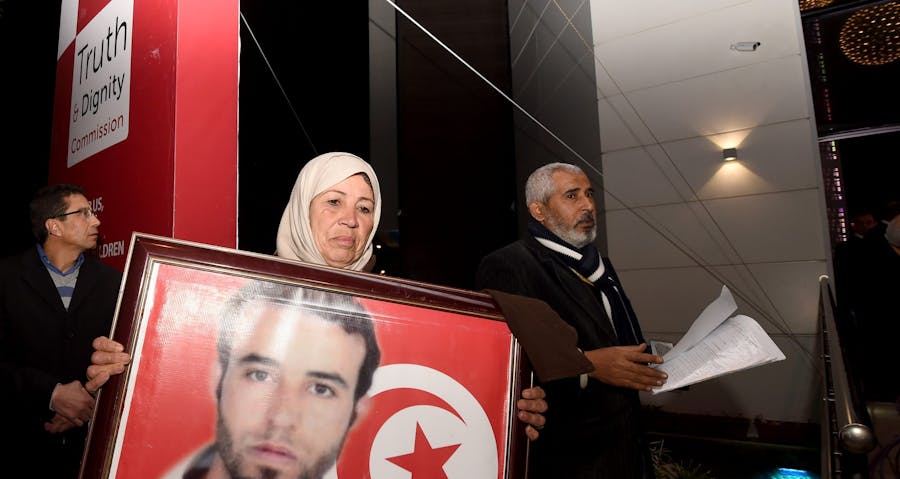 Slachtoffers van het buitensporig geweld tegen demonstranten van de revolutie in Tunesië strijden nog steeds voor gerechtigheid, zoals de moeder van de gedoodde Raouf Boukaddous, hier bij een verhoor bij de Waarheid en Waardigheid Commissie in 2016.ac