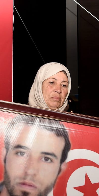 Slachtoffers van het buitensporig geweld tegen demonstranten van de revolutie in Tunesië strijden nog steeds voor gerechtigheid, zoals de moeder van de gedoodde Raouf Boukaddous, hier bij een verhoor bij de Waarheid en Waardigheid Commissie in 2016.ac