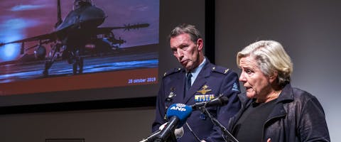 Defensieminister Ank Bijleveld en kolonel Peter Tankink op een persconferentie over de aanval op Hawija