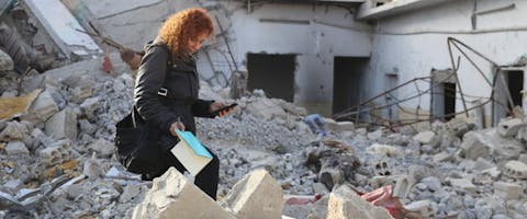 Amnesty-researcher doet onderzoek in Raqqa nadat het in 2017 maandenlang bestookt is om IS te verdrijven