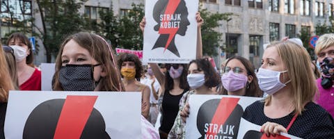 Vrouwen protesteren tegen het voornemen van de Poolse autoriteiten om uit het Verdrag van Istandbul te stappen dat vrouwen beschermt tegen geweld