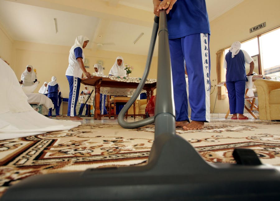 Een arbeidsmigrant krijgt in de Indonesische hoofdstad Jakarta training in huishoudelijk werk. In Qatar en andere landen in het Midden-Oosten is een groot deel van het huishoudelijk personeel afkomstig uit Azië en Afrika.