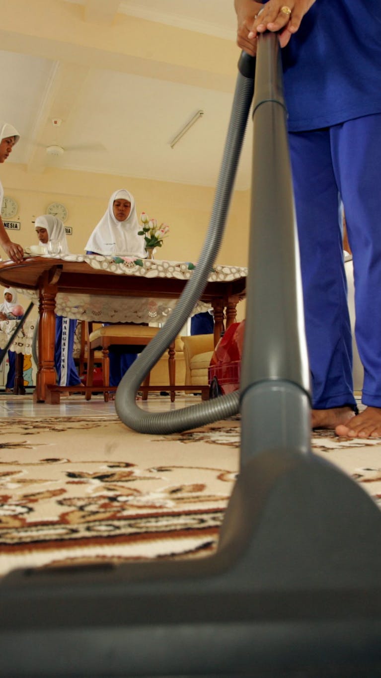 Een arbeidsmigrant krijgt in de Indonesische hoofdstad Jakarta training in huishoudelijk werk. In Qatar en andere landen in het Midden-Oosten is een groot deel van het huishoudelijk personeel afkomstig uit Azië en Afrika.