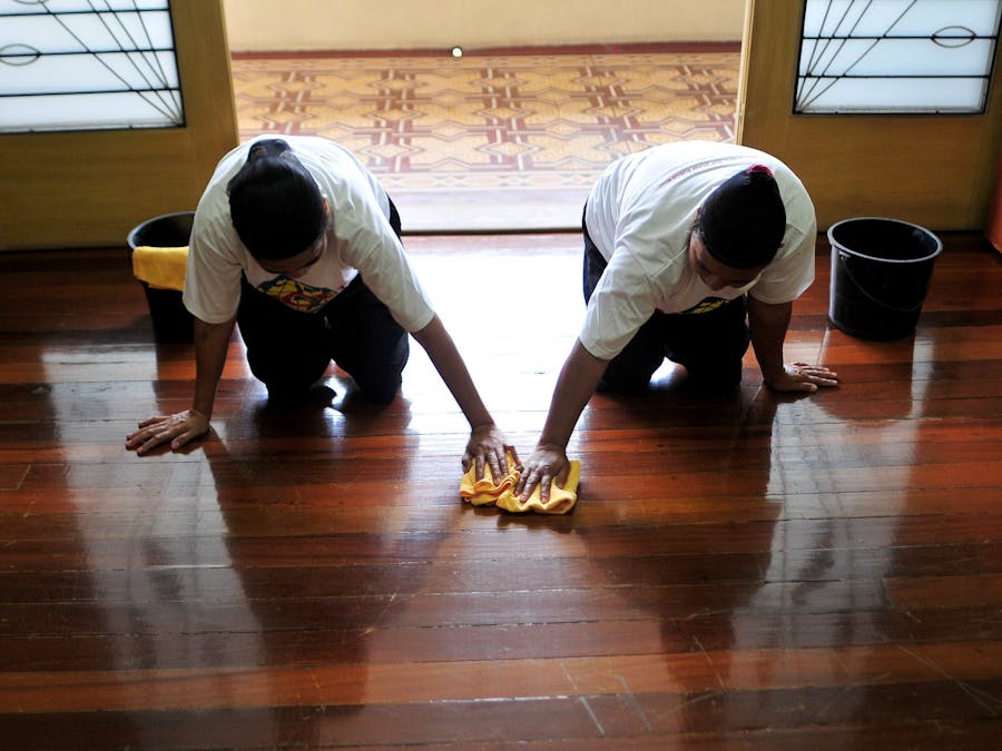 Vrouwen in de Filipijnse hoofdstad Manila volgen een training voor huishoudelijk werk in het Midden-Oosten.