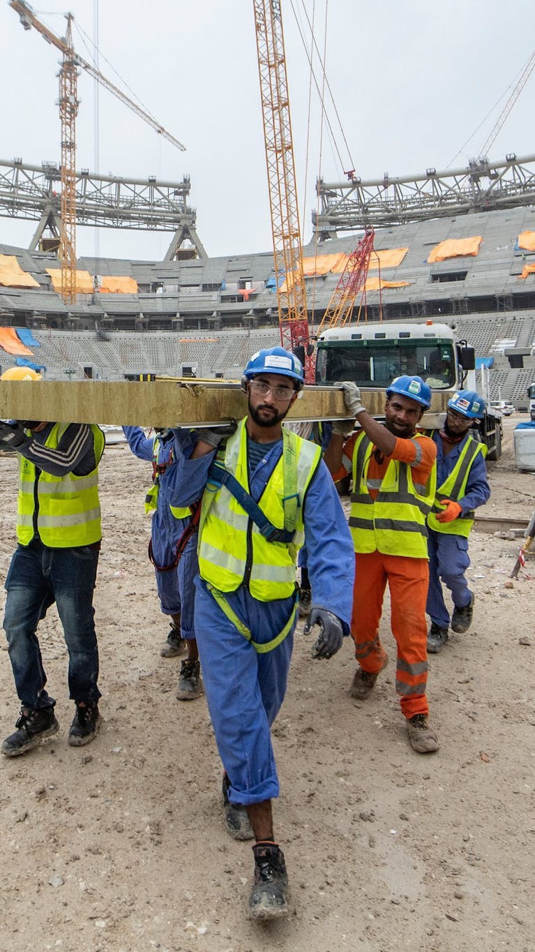 Omdat hervormingen niet worden nageleefd, worden arbeidsmigranten in Qatar nog steeds uitgebuit.