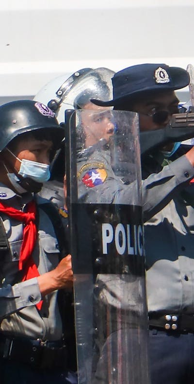 Agent richt op demonstranten in Nay Pyi Taw, 9 februari 2021
