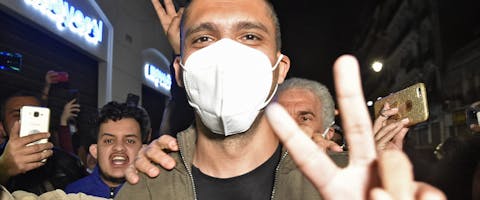 Journalist Khaled Drareni komt thuis na zijn vrijlating op 19 februari