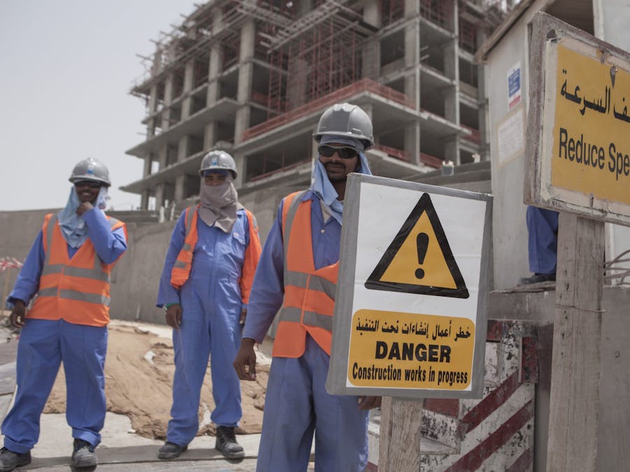 Arbeidsmigranten op The Pearl, een reeks artificiële eilanden ten noorden van de Qatarese hoofdstad Doha, met luxe appartementen, villa's, restaurants en winkels.