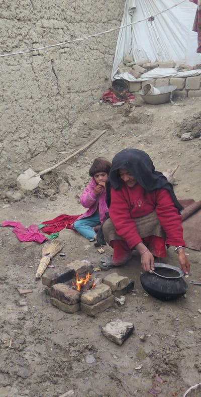 Een intern ontheemde vrouw met haar dochter in Chaman-e-Babrak in het noorden van de Afghaanse hoofdstad Kabul.